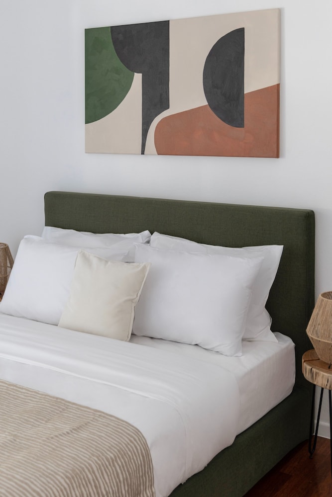 Stylish 1BR Retreat Near Alimos Beach Tram