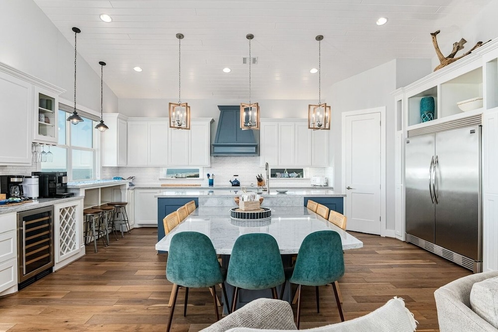 Deja Blue 5 Bedroom Home by RedAwning
