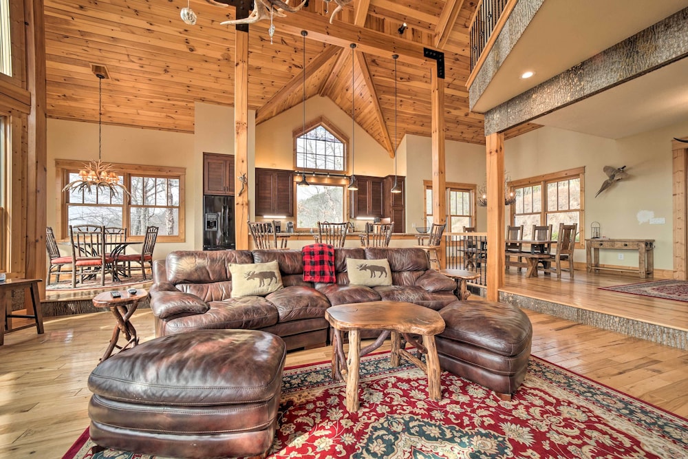 Luxury Dog-friendly Cabin Rental in Franklin view 2