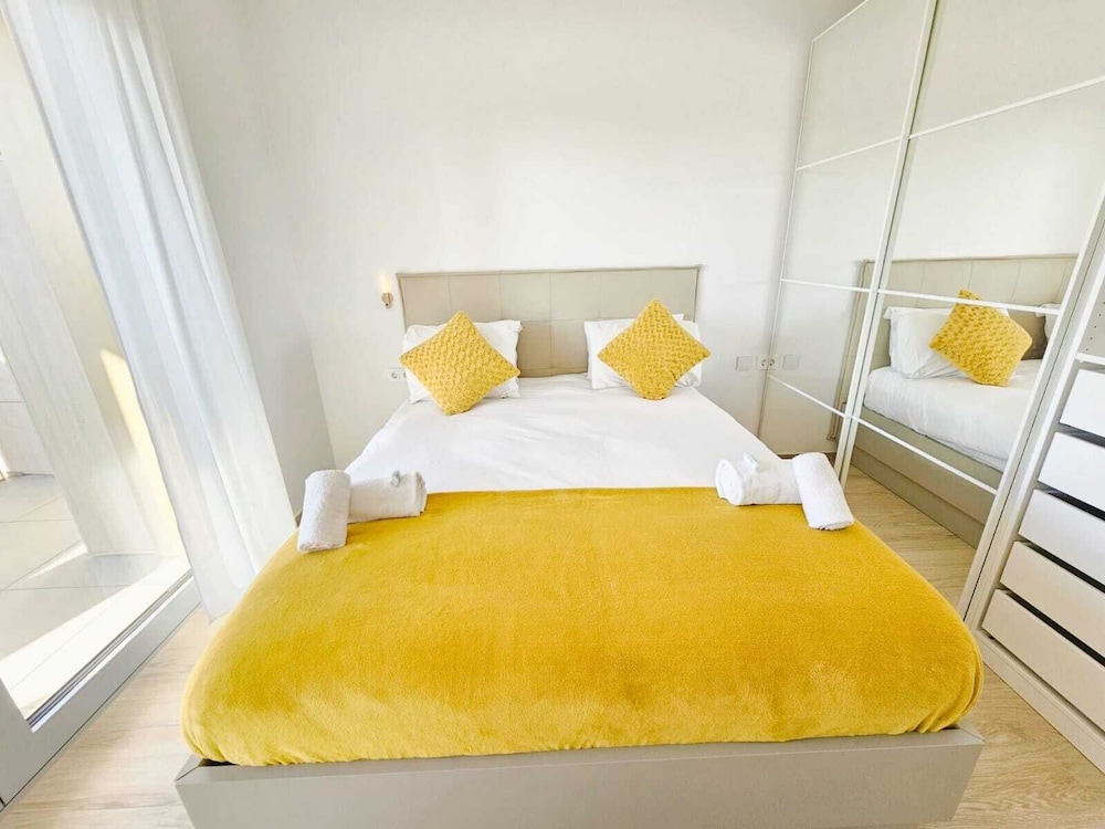 Central 2BR Flat w terrace&parking