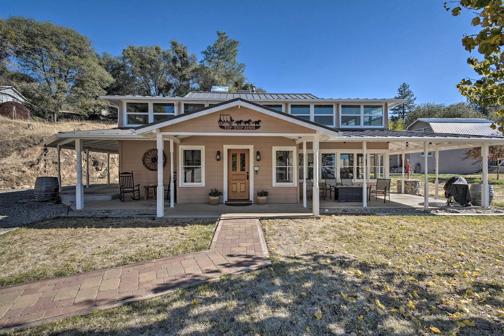 Historic Mariposa Stagecoach Stop w/ Gas Fire Pit! view 5