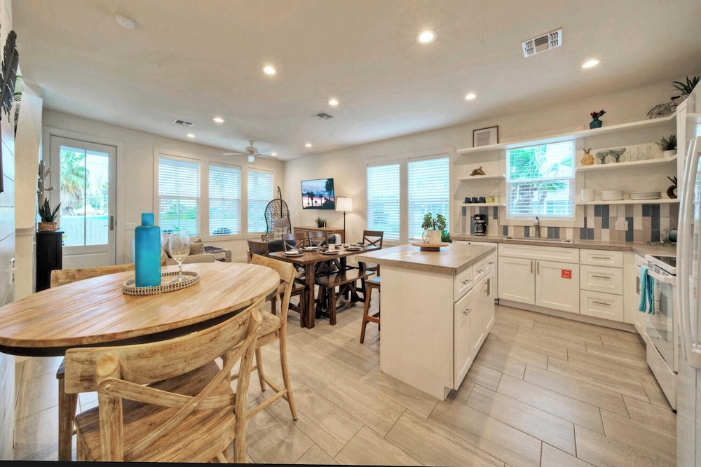 Sleeps 20 2 Homes in Mercer Village w/ Pool Heart of Old Town, Walkable