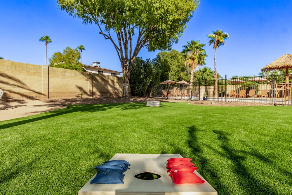 Tiki Paradise w Htd Pool Putt Grn Tiki Bar