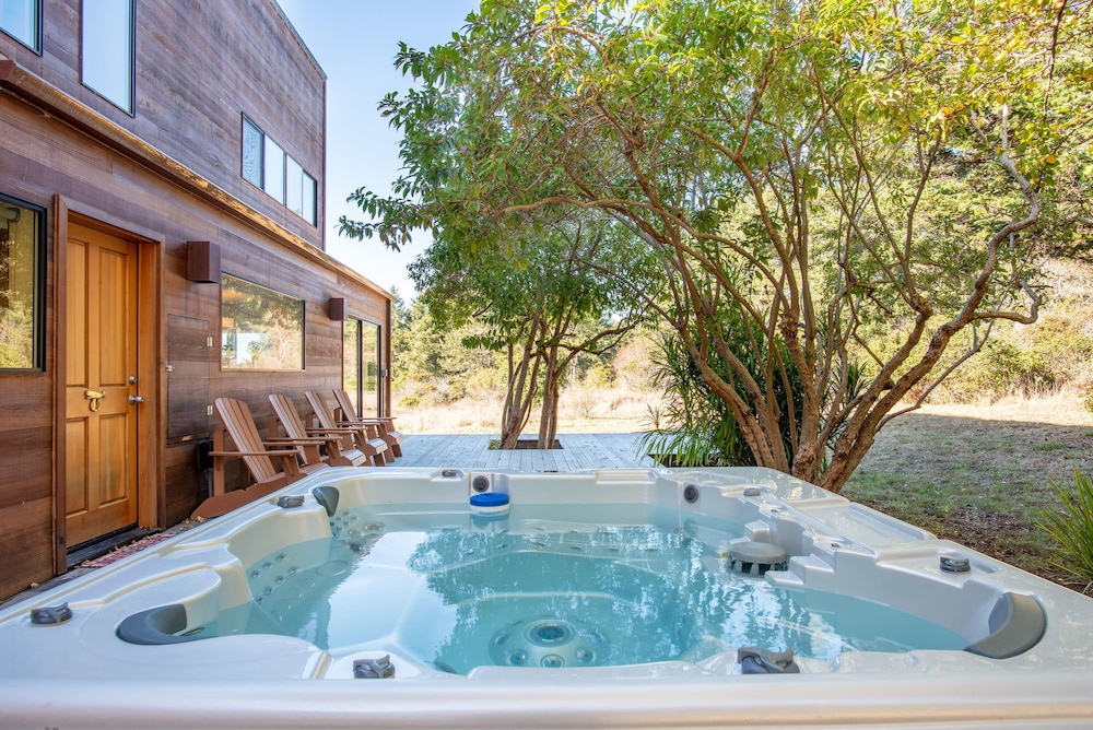 The Sixpence Beach Access Hot Tub view 3