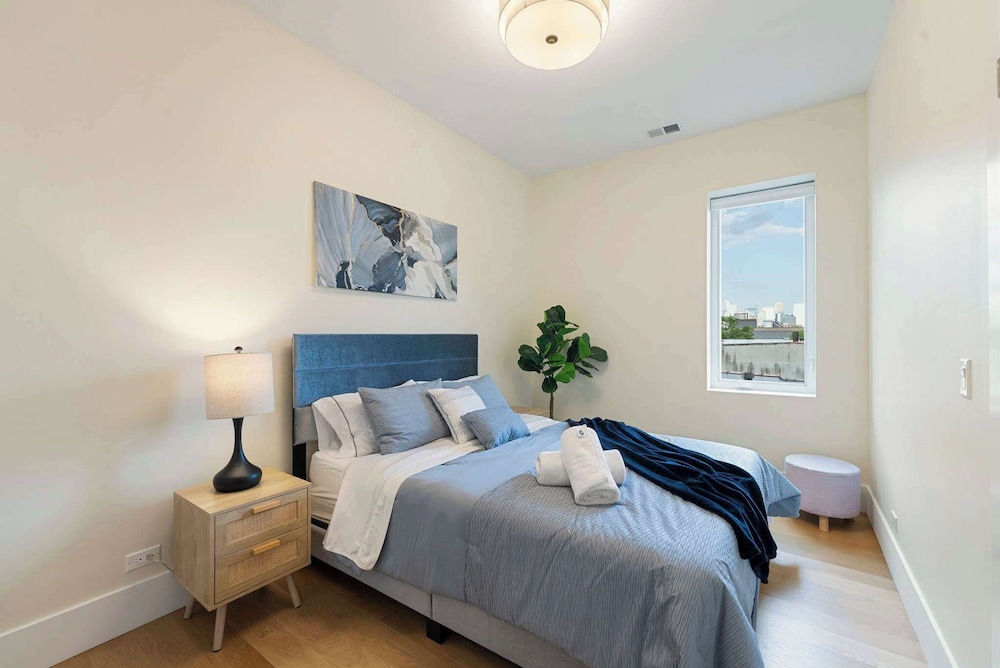 New 3bed 2bath Condo With Parking by United Center