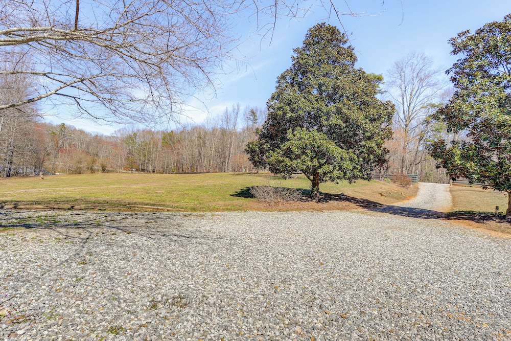 Large Deck: Luxe 6-acre Retreat in Dahlonega!
