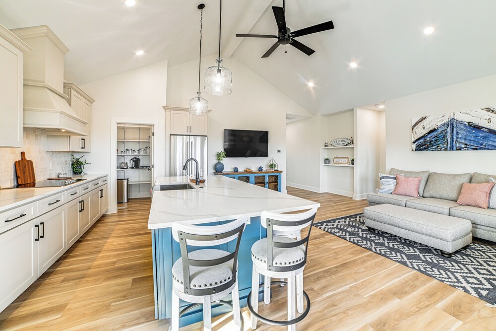 Lake View + Deck: Group Getaway in Grand Rivers!