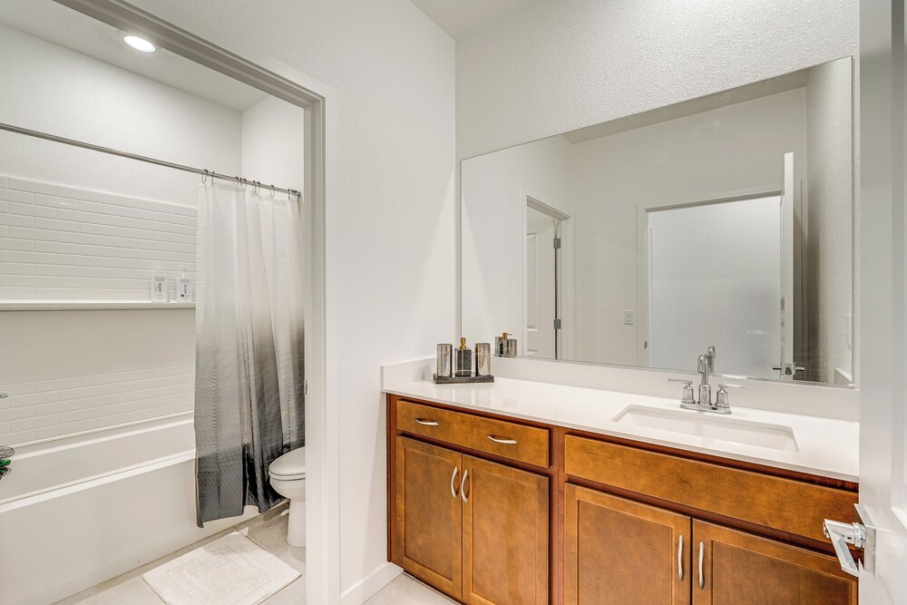 15 Mi to Dtwn Sacramento: Newly Built Home!