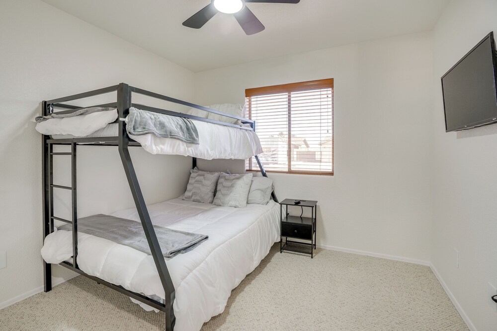 Near Golf Courses: Poolside Paradise in Yuma!