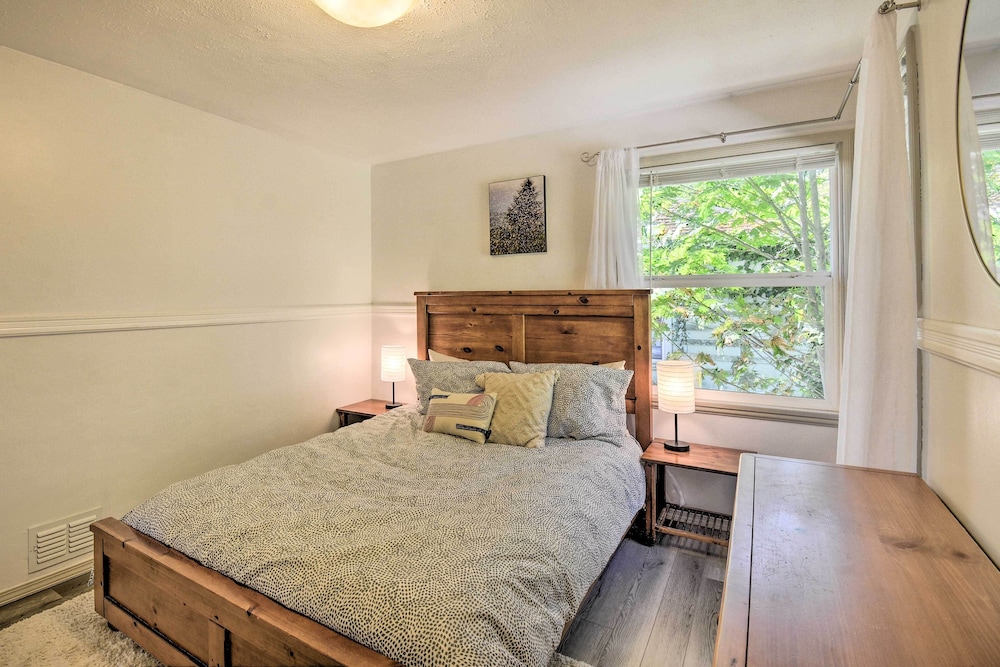 Scenic Bremerton Getaway w/ Spacious Deck! view 2