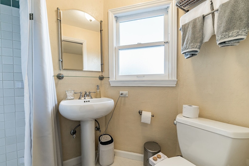 Charming 1933 Ridge-top Home With Stunning Views 4 Bedroom Home