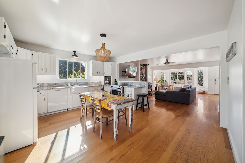 Charming Wine Country Farmhouse W/ Scenic Views 4 Bedroom Home by RedAwning - Property Image 4