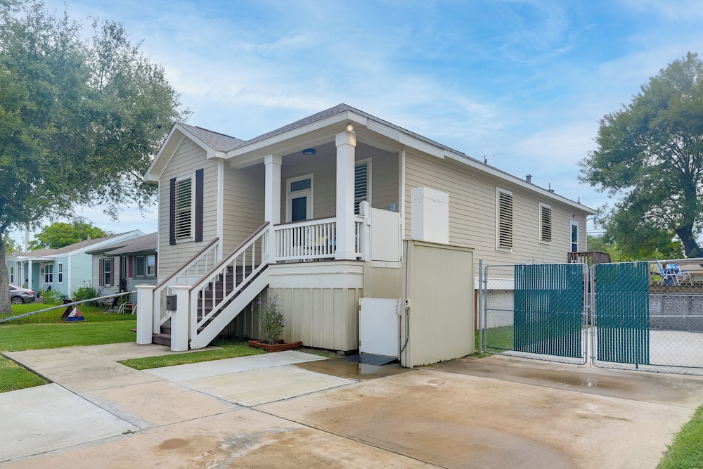 1/2 Mi to Galveston Beach Seawall: Retreat w/ Pool