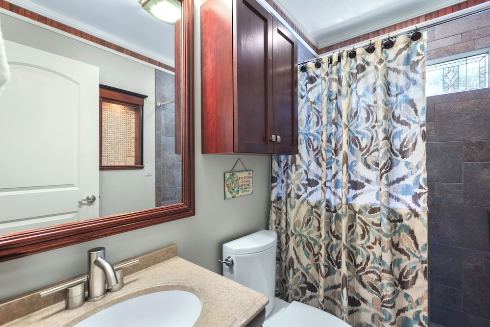 Lakeside Oasis Room for 12!