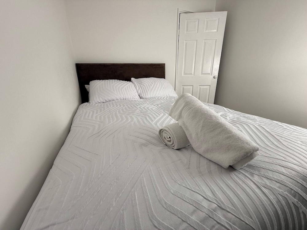 Urban Calm Spacious 3-bed Home With Free Parking