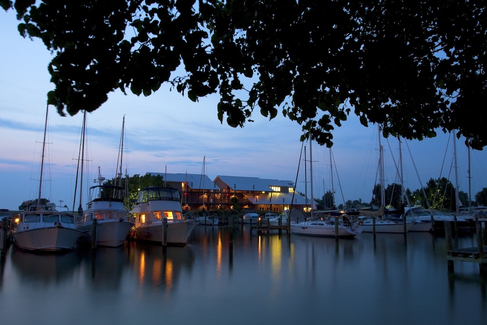 Knapps Narrows Marina & Inn