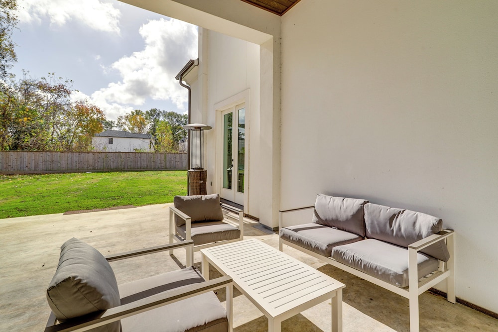 9 Mi to Downtown Houston: Spacious Group Getaway