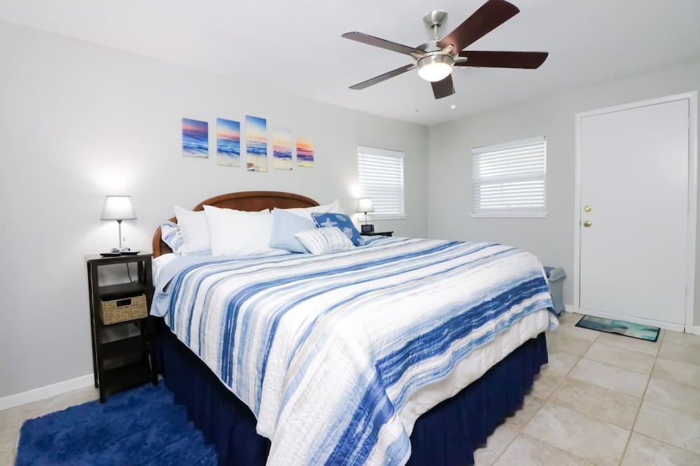 Sunny Daze Walk to Beach 2 Decks Pet Friendly