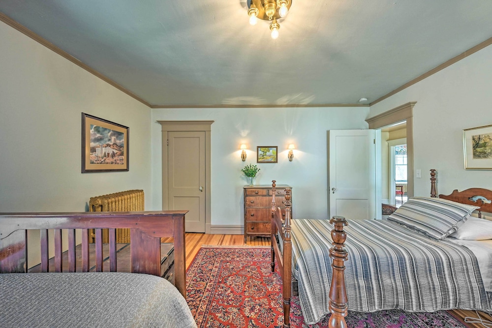 Spacious 'old Saguache Manor' - Built in 1914 view 2