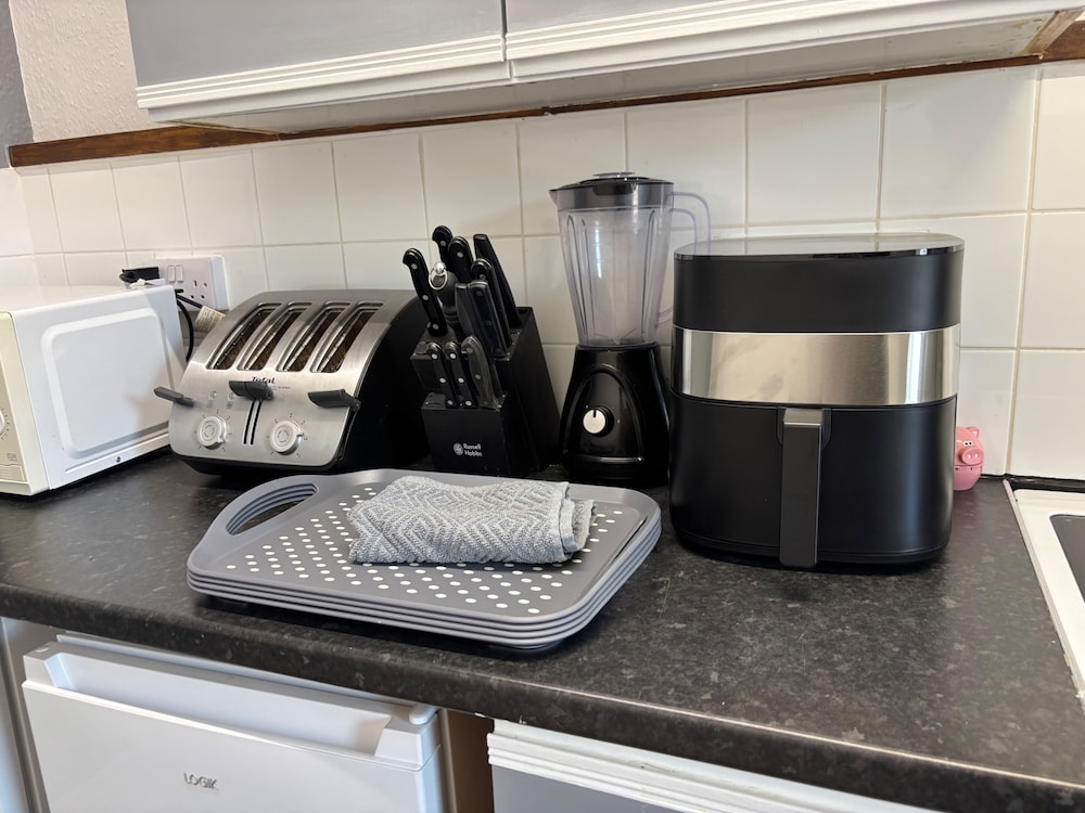 Modern 2-bed Victorian Apartment - Sleeps 6 & Pets