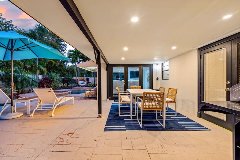 Tropical Getaway Heated Pool Patio Retreat