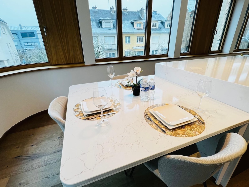 Beautiful one bedroom w balcony&parking