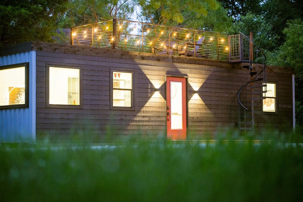 Hotel The Merlot - Unique Container Home Near Waco Attractions - Image 1