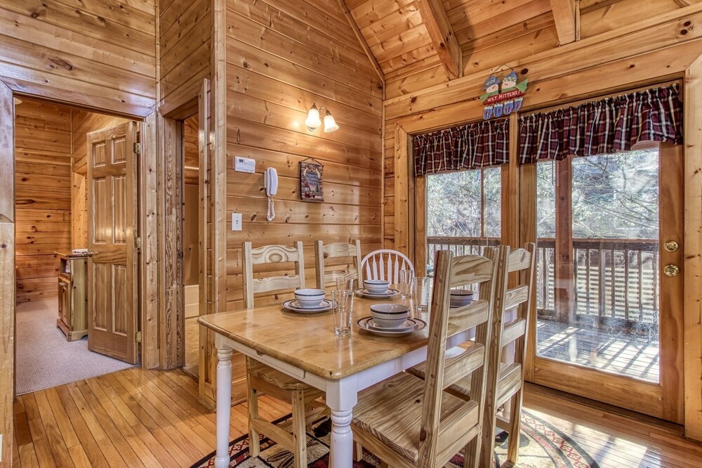 Er259- Country Charm Great Location, Close To Town 2 Bedroom Cabin by RedAwning view 3