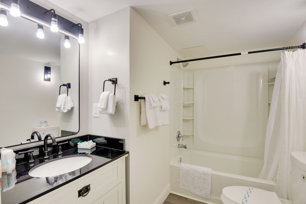 Oceanfront Daytona Beach Studio w/ Pool Access