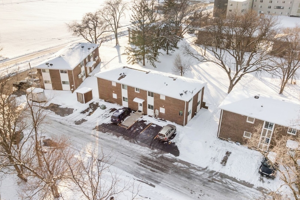Modern 1BR Apt Near Lake & Downtown
