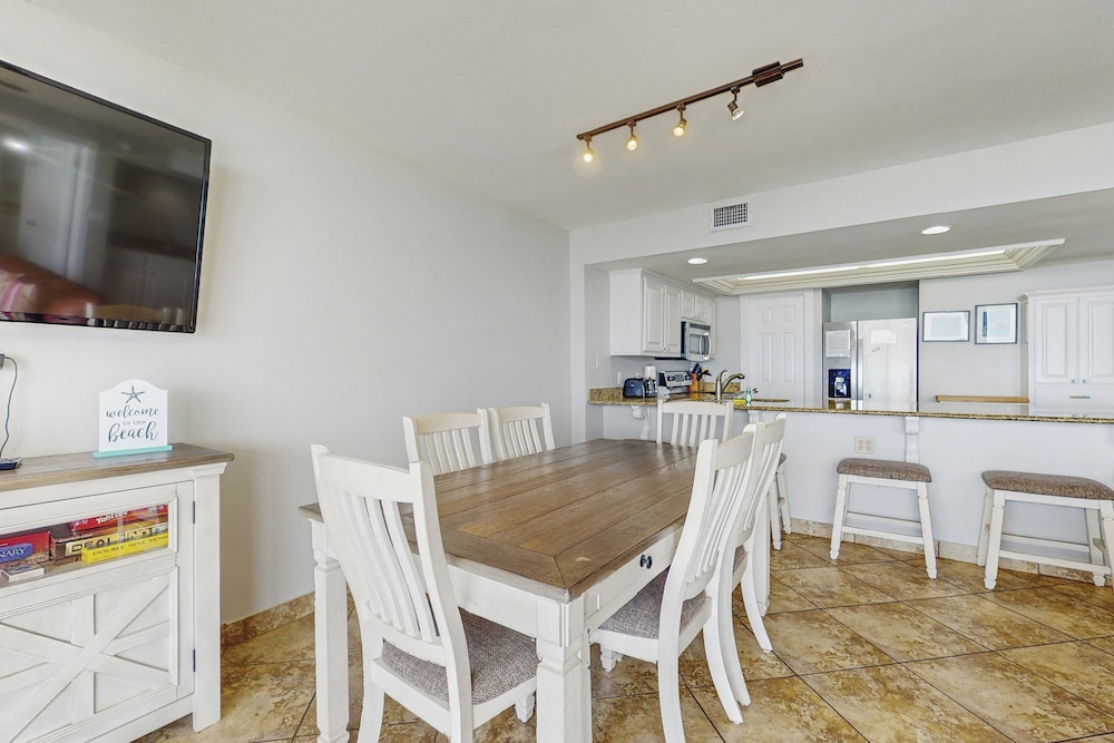 3BR Beachfront Condo w/ Pools & Balcony