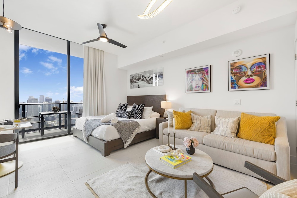 Lux Studio W City Views and Pool
