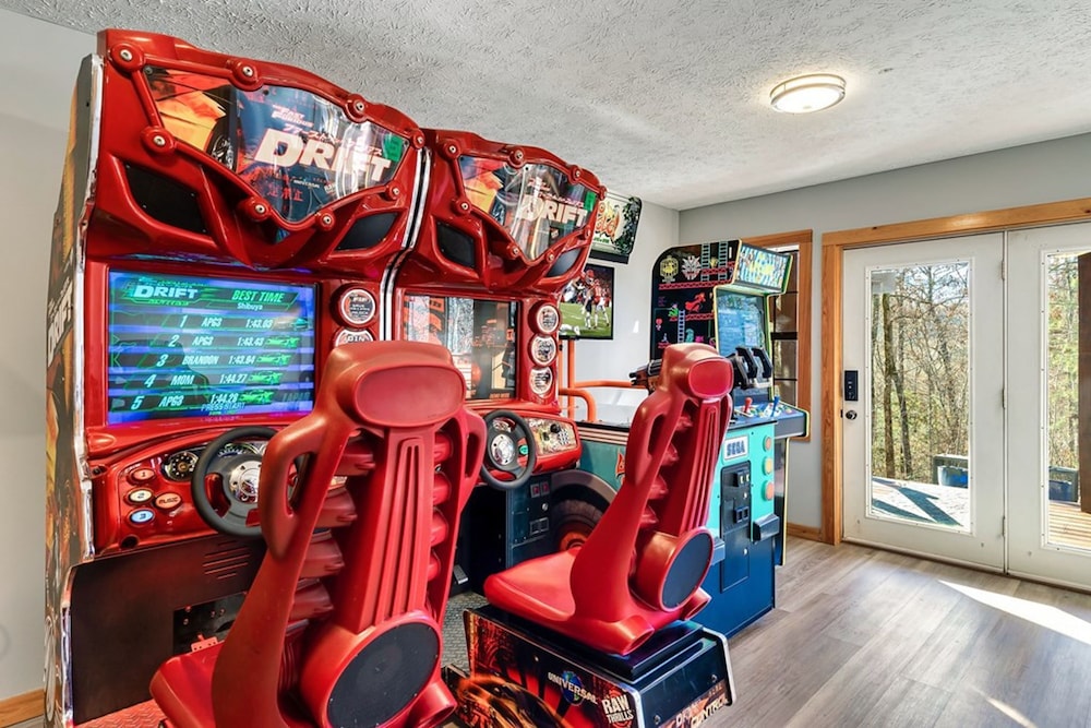 Stunning Cabin w Hot Tub Pool Table Arcades