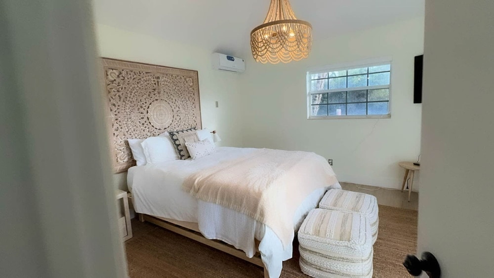 13 Queen Size Bedroom Near the Beach Pet Friendly