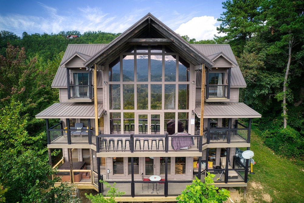 Cabin w Amazing Views Theater Firepit Hot Tub