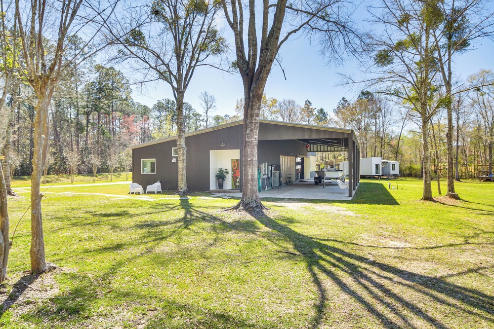Porch w/ Swing & Kayaks: Rural Mississippi Retreat