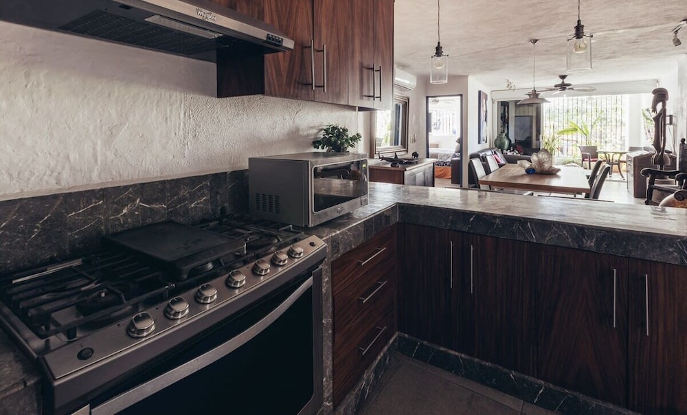 Cozy 2BR King Beds - Rooftop Pool - Fast Wifi
