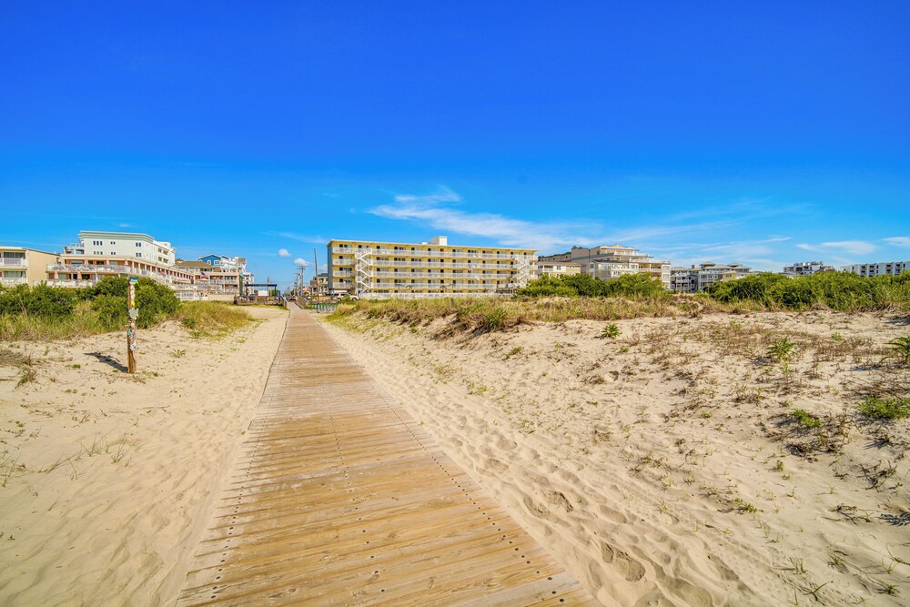 Walk to Shore: Wildwood Crest Studio w/ Pool View!