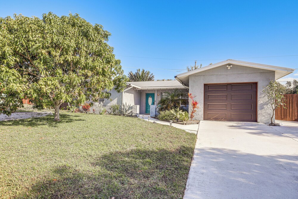 4 Mi to Jensen Beach Park: Family Home w/ Pool!