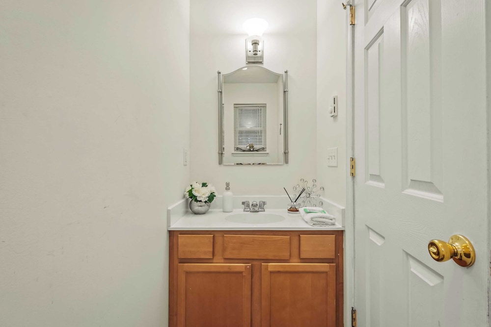 Birch Hollow by Avantstay Cozy Poconos Home w/ Fireplace, Soaking Tub & Kids Play Area