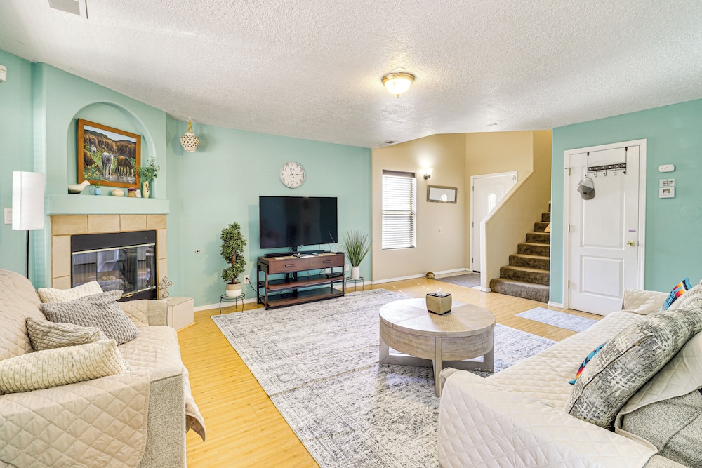 11 Mi to River of Lights: Family Home w/ Yard