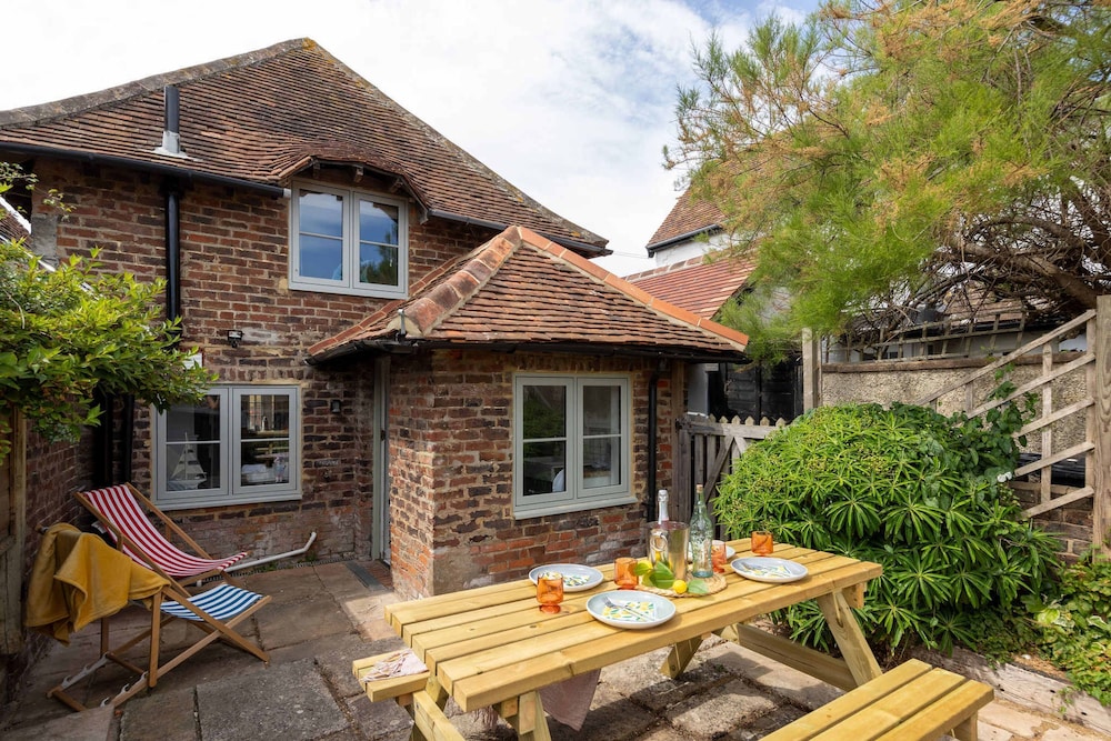 Cosy Character Cottage by the Sea