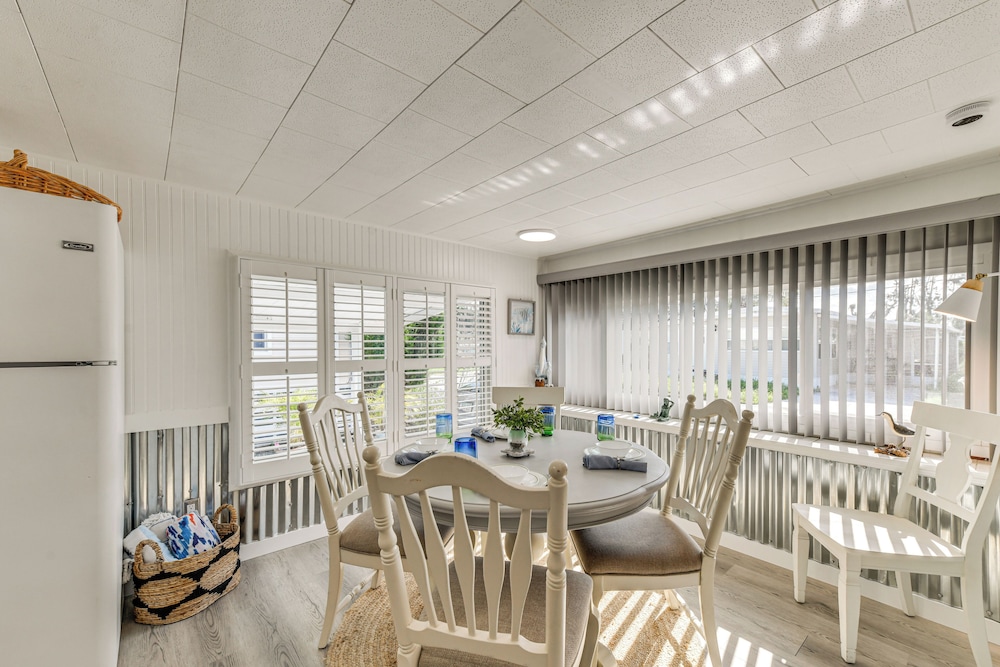 Screened-in Patio: Home 2 Mi to Cortez Beach!