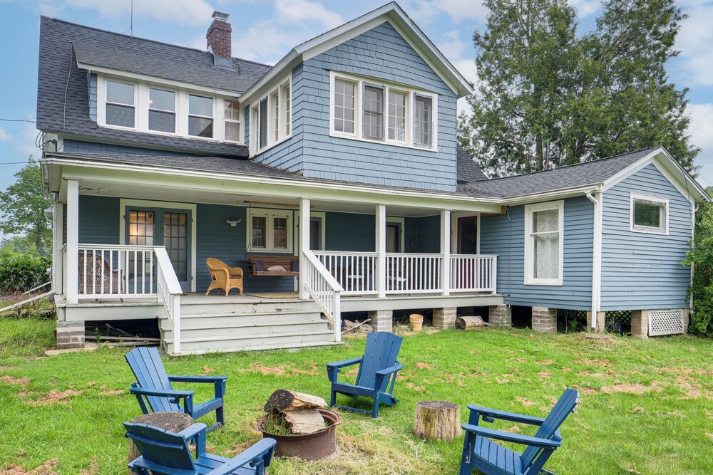 2 Mi to Chardon Square: Spacious Farmhouse