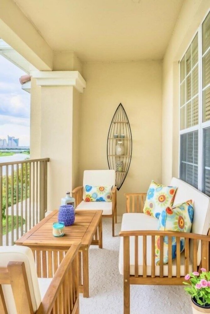 Lakeview Penthouse Elegance 3 Bedroom Condo by RedAwning