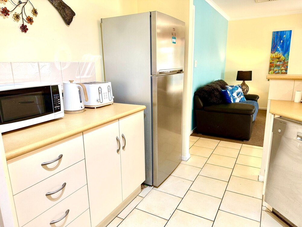 Lakeside Getaway - 4BR Jetty Wi-fi Waterfront
