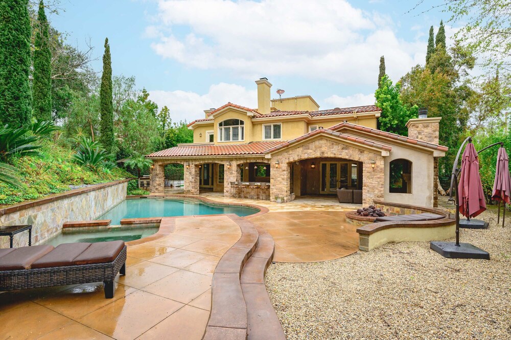 Luxury Villa w Pool Garden Outdoor Lounge