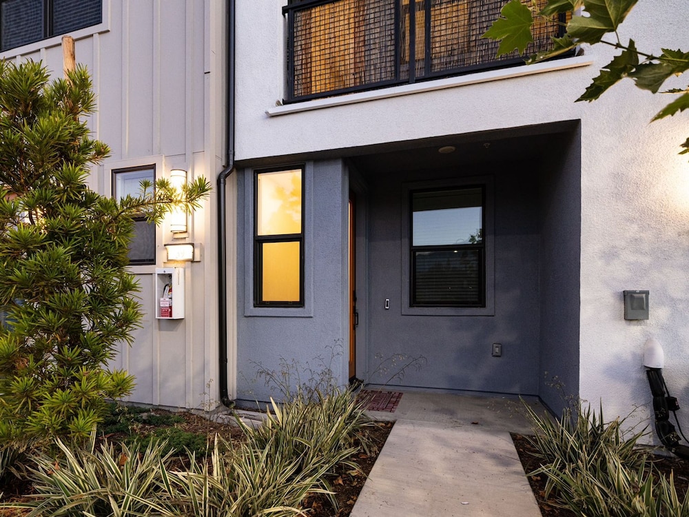Modern Designer Stay Bright Chic Spacious