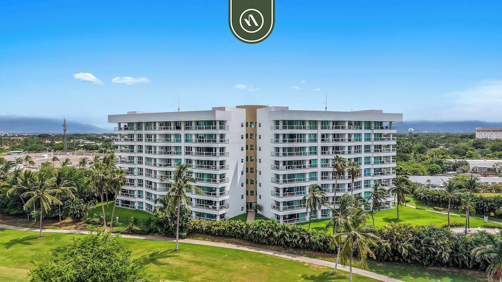 Stylish 2 BR Condo - Pools - Golf - Membership