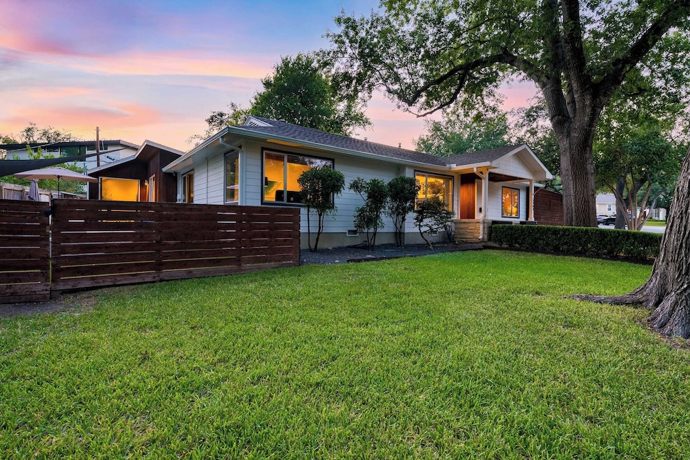 Modern Austin Home w/ Pool, Putting Green & Coffee Nook Townes Retreat by Avantstay
